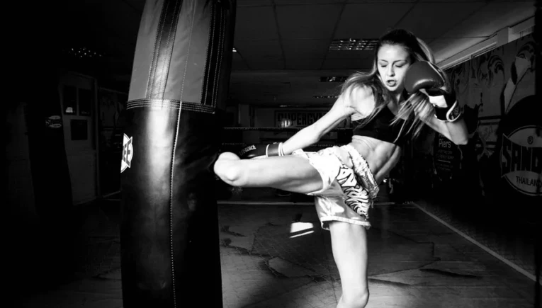 muay-thai-woman-training-j39bhwt56r1rfxla